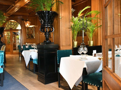 比利時布魯塞爾街頭閑逛 ( 圖8~9)著名的&ldquo;白天鵝咖啡館&rdquo;,馬克思在這里寫了有名的宣言(圖7)尿童小于連,比利時首都布魯塞爾的市標,被稱為&ldquo;布魯塞爾第一公民&rdquo;。滿大街的華夫餅商店